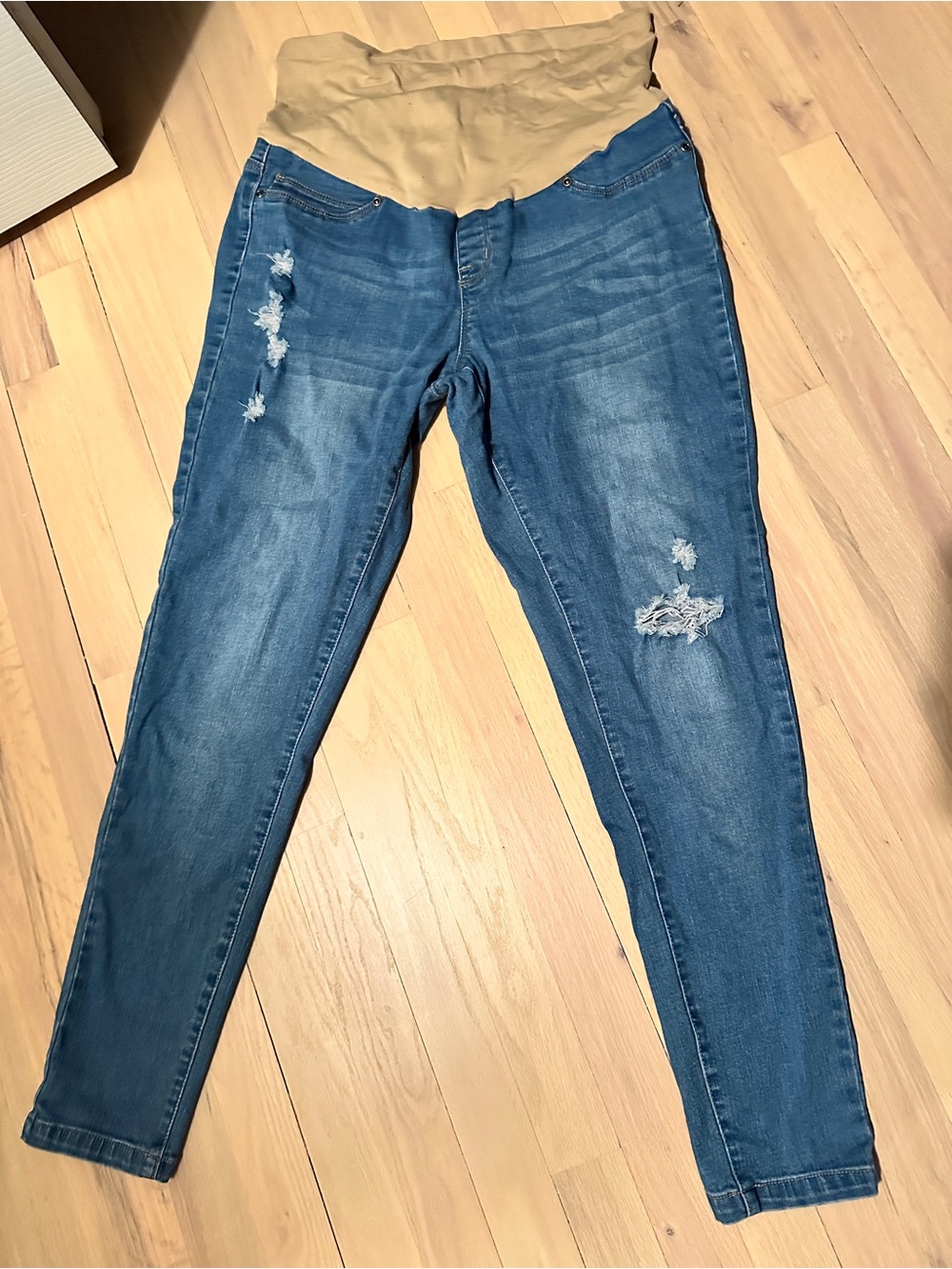 Women’s maternity jeans size Medium Distressed Skinny Jeans